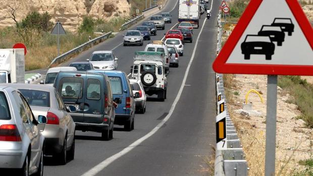 Retenciones en la carretera N-332 en una imagen de archivo