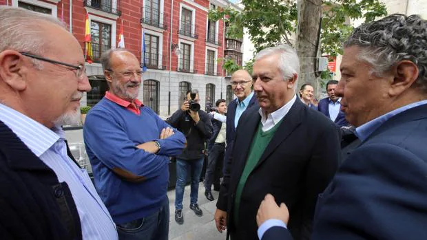 Javier Arenas, en el acto electoral del PP junto a los populares José Valín, Javier León de la Riva y Tomás Burgos