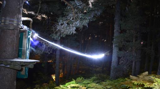 Tirolinas nocturnas en el parque Aventura Amazonia en Cercedilla