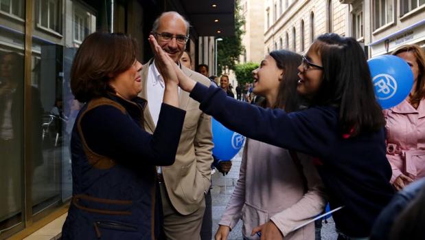 La vicepresidenta del gobierno en funciones, Soraya Sáez de Santamaría participa en un acto político y da un paseo por Salamanca