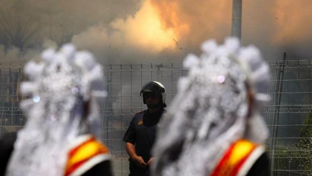 Dos Dames del Foc observan la primera mascletà del concurso