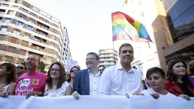 Ximo Puig, entre Mónica Oltra y Pedro Sánchez, en la manifestación del Orgullo LGTBI del sábado