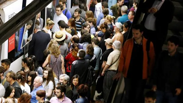 Numerosas personas esperan en el andén de la estación de Nuevos Ministerios durante la tercera jornada de paros en el Metro de Madrid