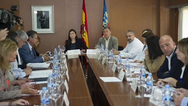 Montón, al fondo, en la reunión del Consorcio del Hospital Provincial de Castellón