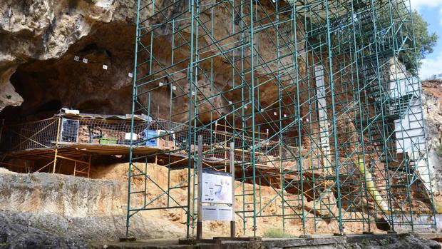 Andamios en una de las zonas de excavaciones del yacimiento de Atapuerca