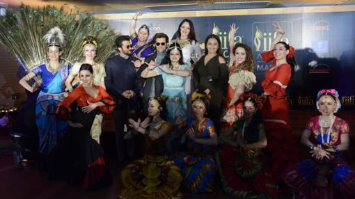 Los actores indios Sinashi Sinha, Hrithik Roshan y Anil Kapoor con las bailarinas durante la presentación de los IIFA en Madrid el pasado marzo