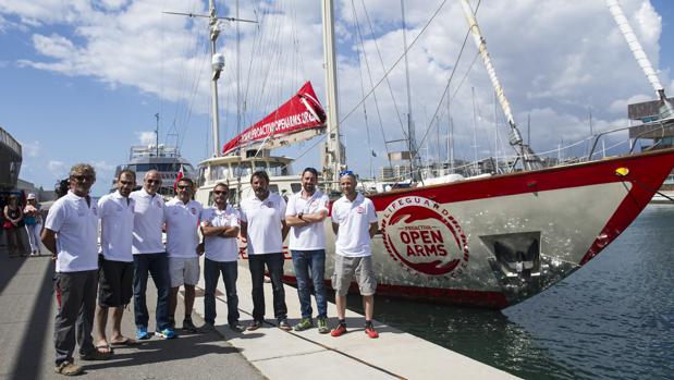 Algunos de los tripulantes de la expedición, junto a Lo Monaco (tercero por la izq.)