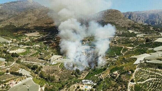 Imagen aérea del incendio en Callosa de Sarrià tomada este martes