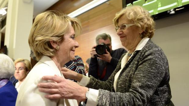 La portavoz del PP en el Ayuntamiento de Madrid, Esperanza Aguirre, y la alcaldesa Manuela Carmena