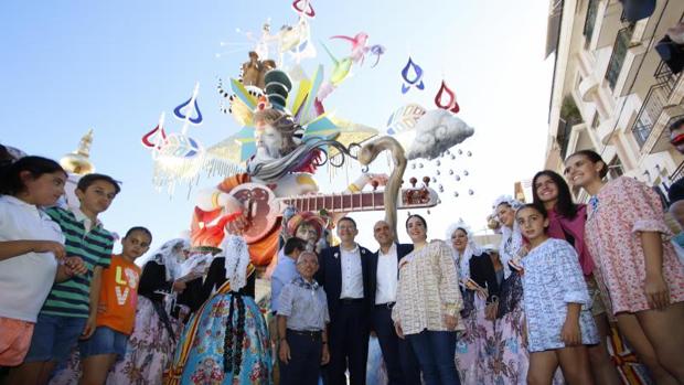 EIntegrantes de la comisión de la hoguera ganadara celebran el triunfo.