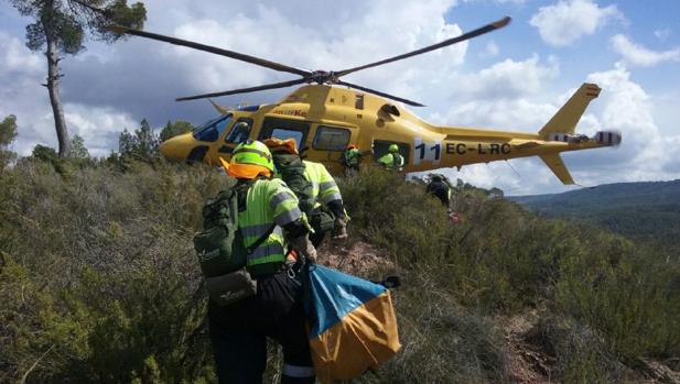 Personal trabajando en la extinción del incendio