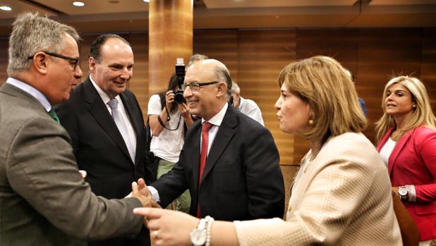 Imagen de Montoro y Bonig junto a los representantes empresariales valencianos