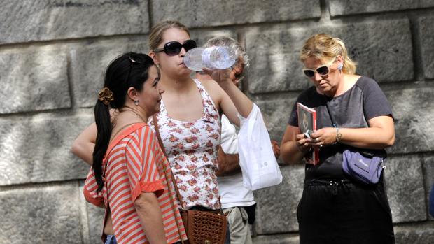 Una mujer bebe agua en la plaza de Zocodover de Toledo