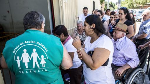 Colas en la calle para entrar al Banco de Alimentos