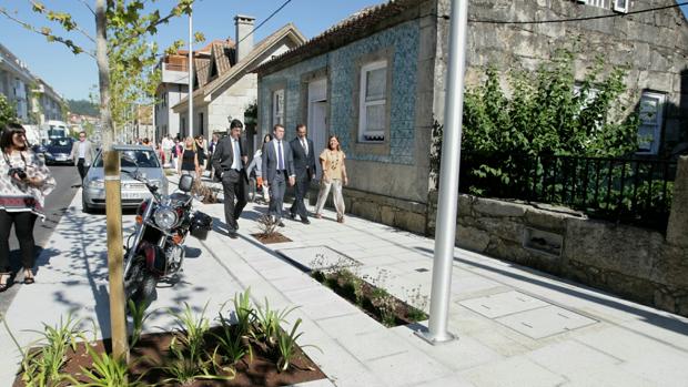 El presidente del la Xunta, Alberto Núñez Feijóo, durante un paseso por Baiona