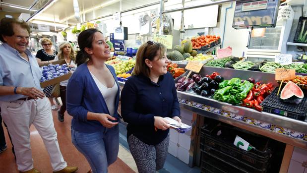 Imagen de Belén Hoyo e Isabel Bonig tomada este jueves en el Mercado del Cabanyal