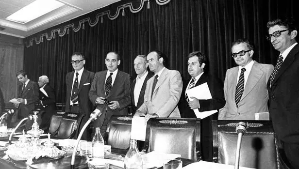 Imagen de la Mesa Interina de senadores que presidió Antonio Fontán en 1977