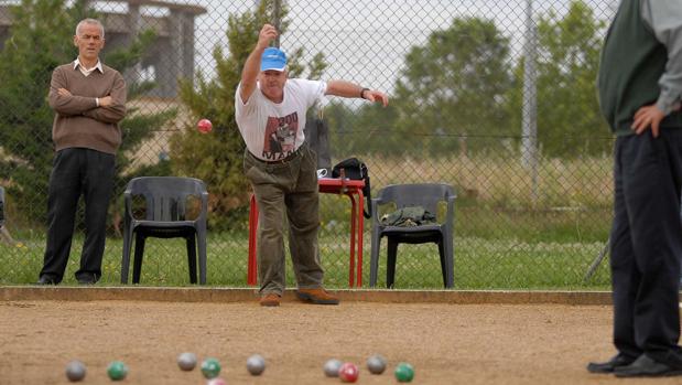 Jubilados jugando a la petanca en un parque