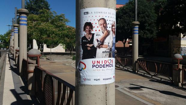 Cartel de Unidos Podemos pegado en equipamiento público municipal, donde está prohibido colocar propaganda