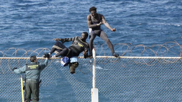 Un intento de saltar la valla de Ceuta en febrero de 2015