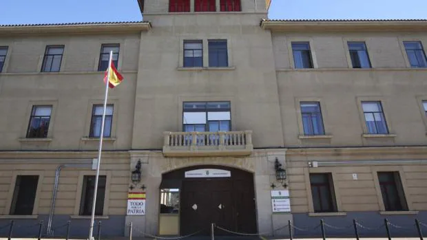 Edificio principal del cuartel «Sancho Ramírez», puesto en venta por el Ministerio de Defensa