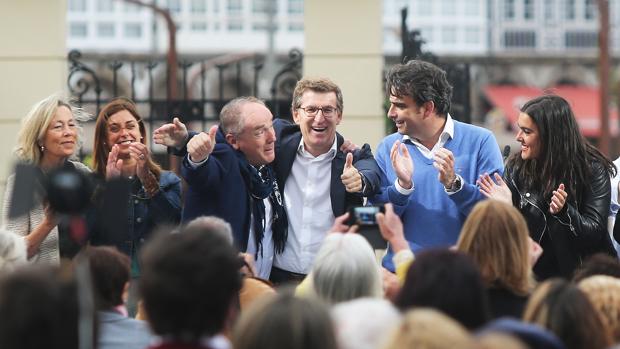 Núñez Feijóo, en el centro de la imagen con Lorenzo y Calvo, durante el mitin de La Coruña