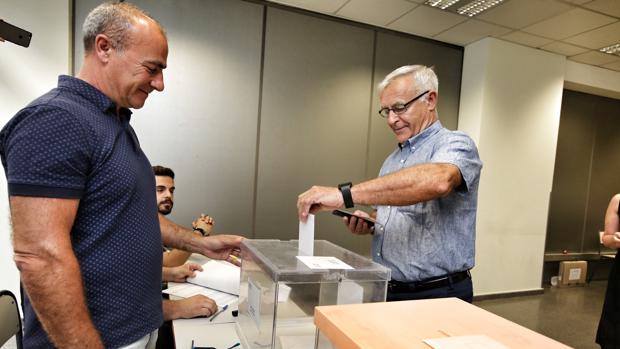 Joan Ribó, este domingo, mientras deposita su voto