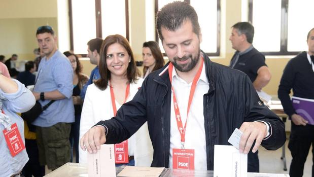 El secretario regional del PSCyL, Luis Tudanca, ejerciendo su derecho a voto