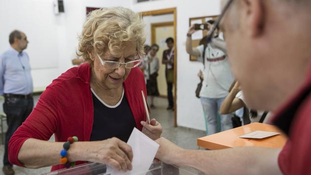 La alcaldesa de Madrid, Manuela Carmena, vota en su colegio electoral