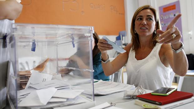 Carme Chacón, ejerciendo de vocal en una mesa electoral en Esplugues el pasado domingo