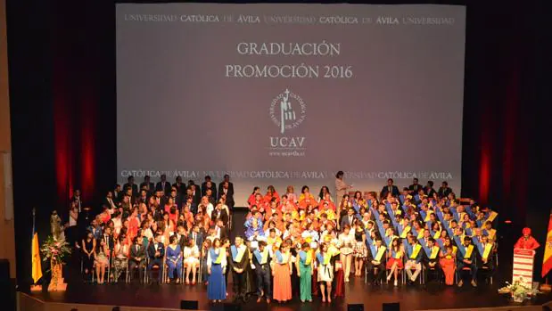 Alumnos graduados en la primera promoción de Fisioterapia de la Universidad Católica de Ávila