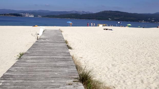 Una niña disfruta del buen tiempo en Vigo