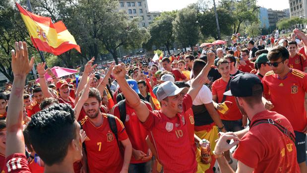 Centenares de jóvenes, esperando a que se pudiera ver el partido en la pantalla gigante