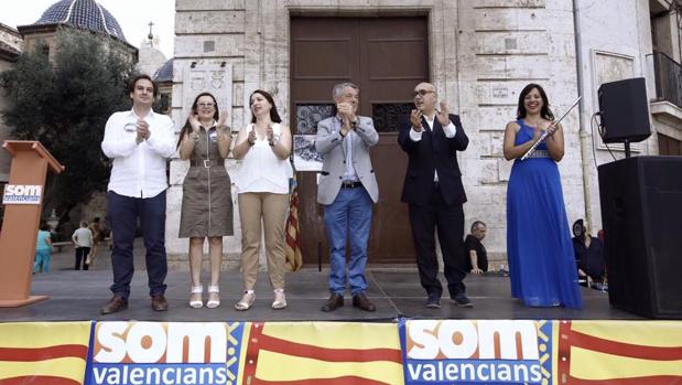 Imagen del mitin de Som Valencians en la Plaza de la Virgen