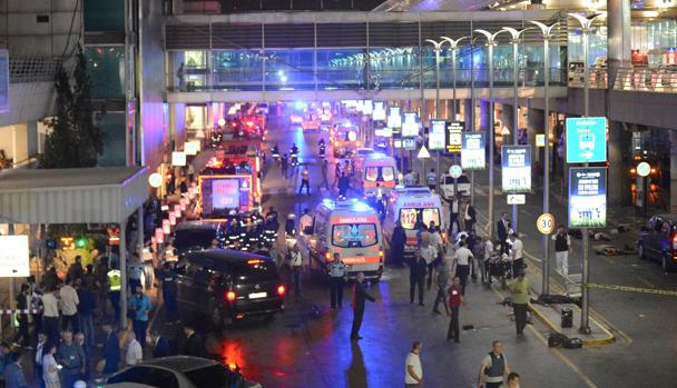 Ambulancias en el aeropuerto para atender a las víctimas