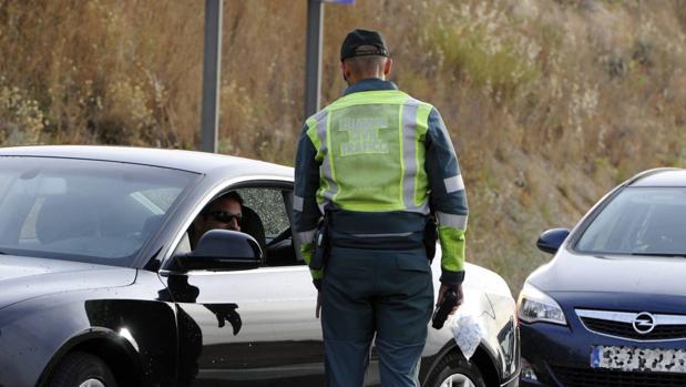 Un Guardia Civil para a un conductor