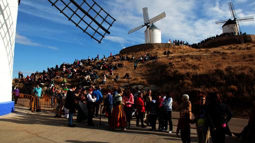 Vecinos en los molinos de Consuegra