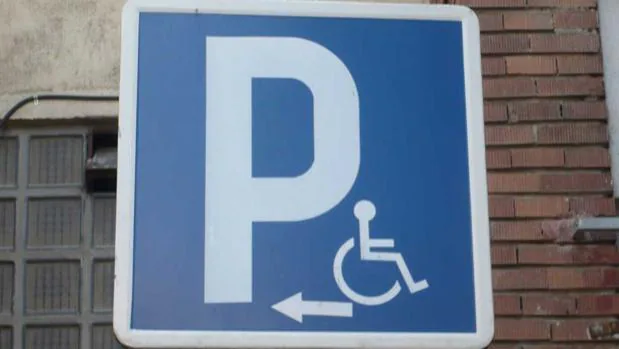 Señal de espacio reservado para estacionamiento de coches por parte de discapacitados
