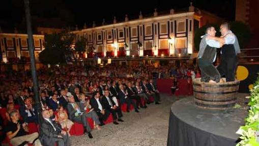 Publico asistente a una actuación con motivo de las Fiestas del Vino