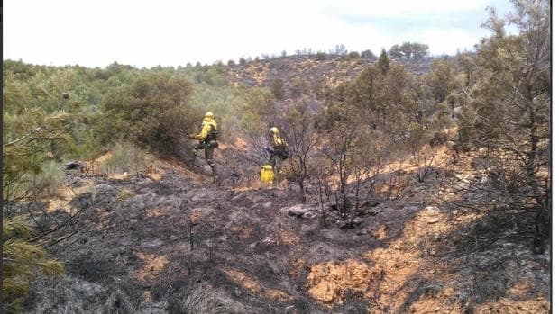 Dos miembros del BRIF en las labores de extinción del incendio en Belmontejo