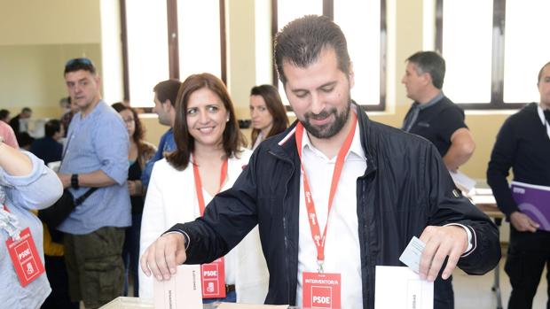 Luis Tudanca, en el momento de votar el domingo en Burgos