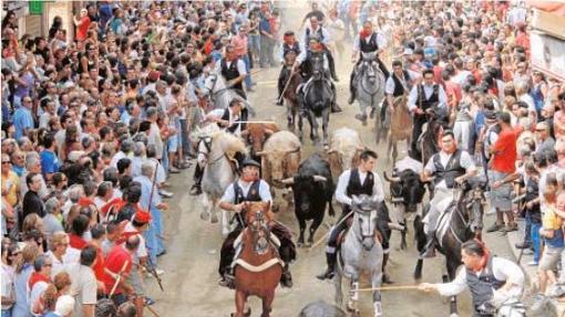 Imagen de archivo de la entrada de toros y caballos