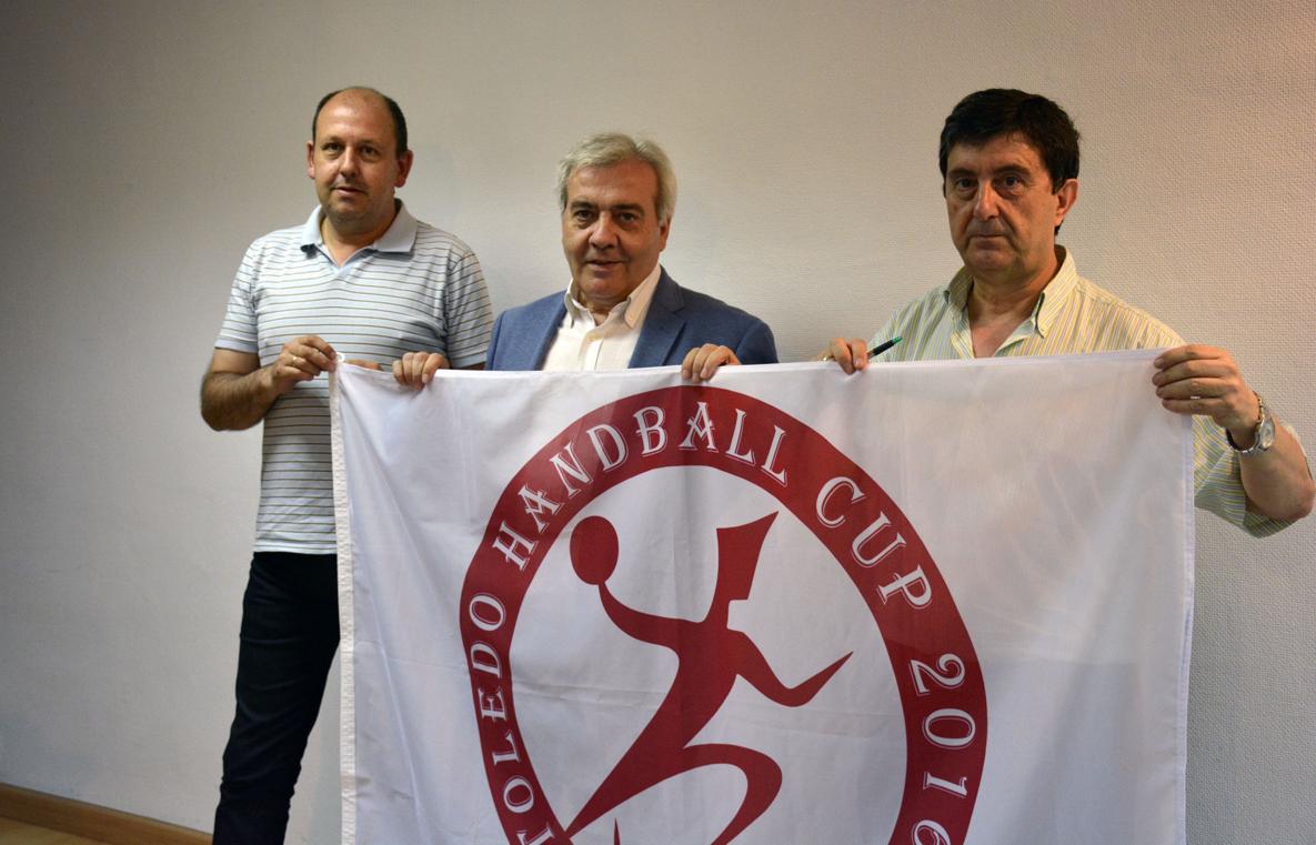 El concejal Pérez del Pino con Valeriano Santos y Paco Rubio del Club Balonmano Ciudad Imperial