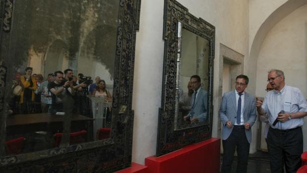 El director general de Patrimonio Cultural de la Junta, Enrique Saiz (I), junto al rector de la basílica de Nuestra Señora de la Encina de Ponferrada, Antolín de Cela (D), durante la presentación del espejo restaurado del camarín de la basílica
