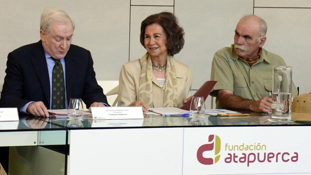 La Reina Sofía preside la reunión del Patronato de la Fundación Atapuerca y visita los yacimientos