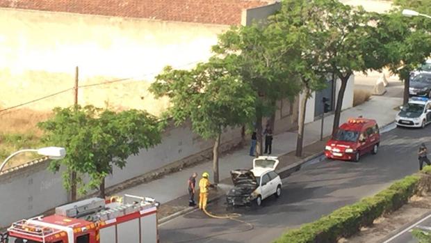 Efectivos de Bomberos concluyen la extinción del vehículo.