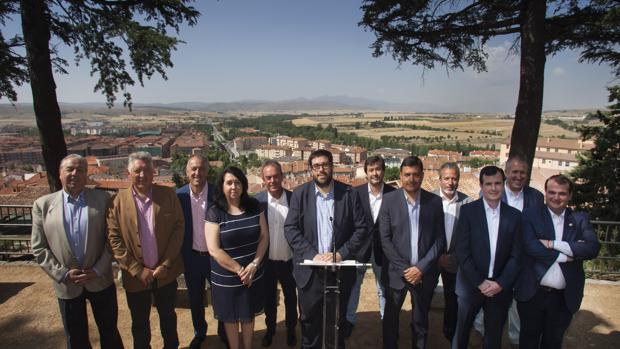 El presidente de la Diputación de Ávila, Jesús Manuel Sánchez Cabrera (c), junto al resto de Populares