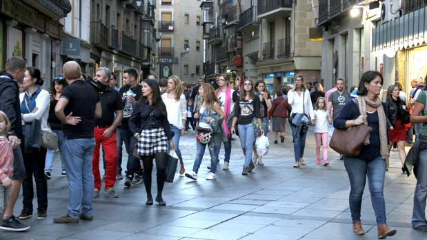 Viandantes por las calles de Toledo