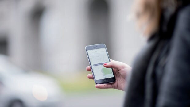 Una usuaria de Uber solicita el servicio de transporte desde la aplicación móvil