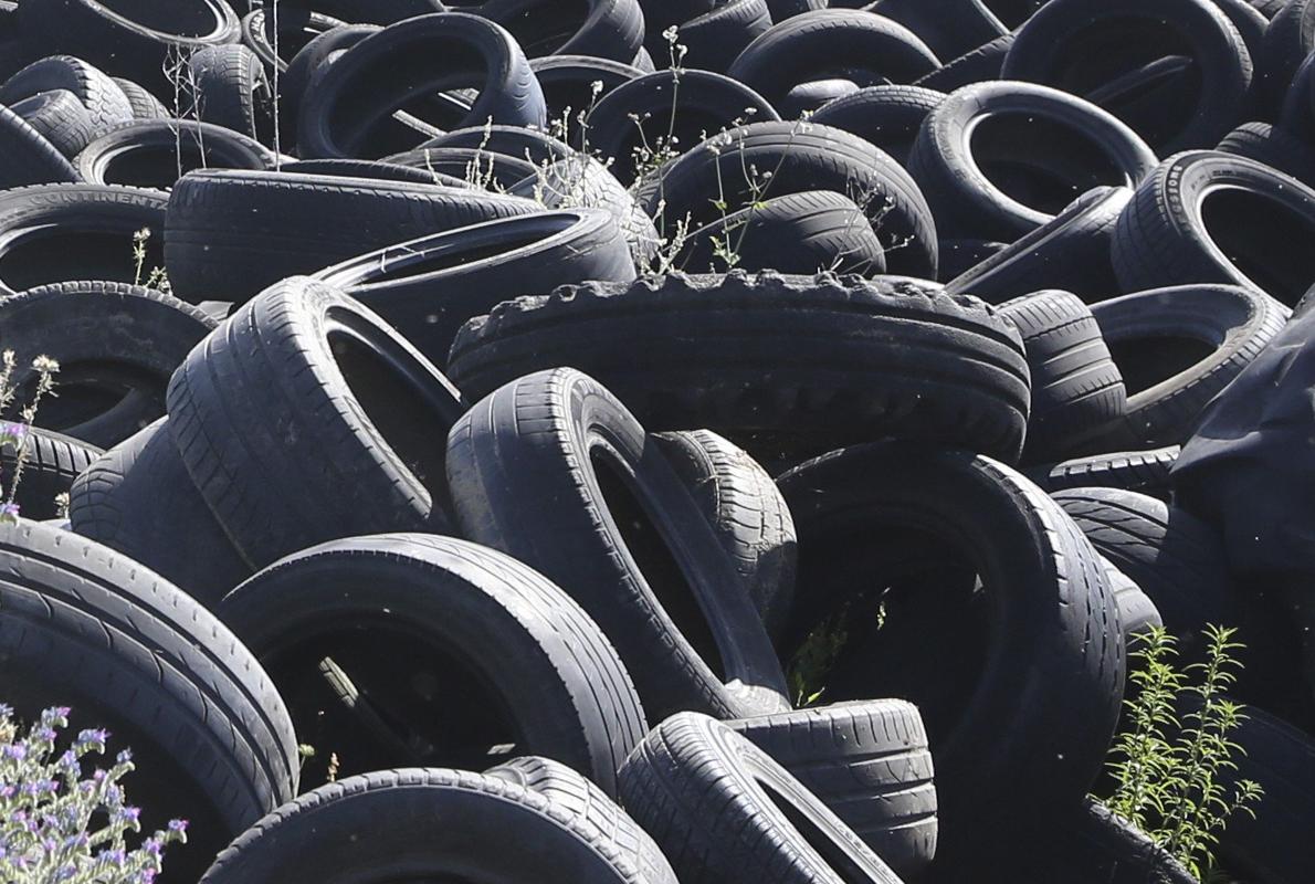 Neumáticos recogidos en un almacén temporal antes de ser reciclados o eliminados de forma controlada